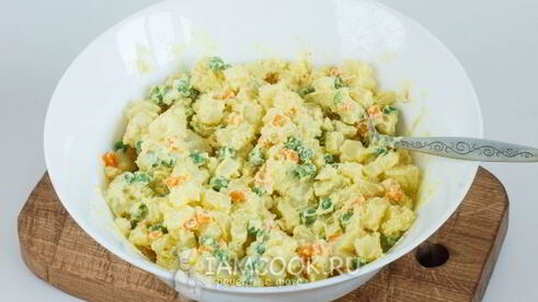 картофельный салат с морковью и горошком