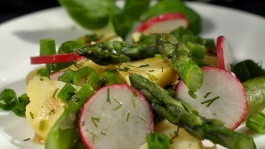 Рецепт картофельного салата с редиской и спаржей