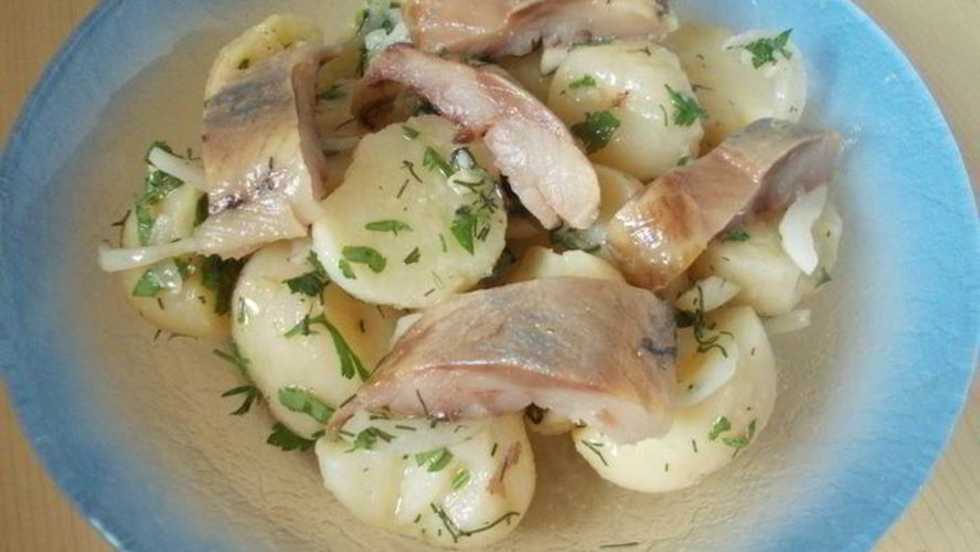 Рецепт картофельного салата с сельдью и горчичной заправкой любят все