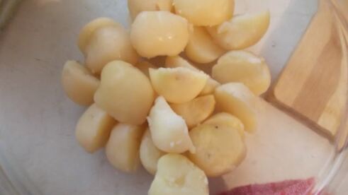 картофельный салат с сельдью и горчичной заправкой любят все