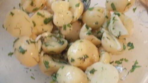 картофельный салат с сельдью и горчичной заправкой любят все