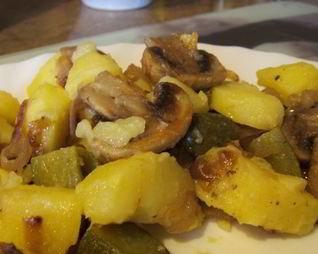 Картофельный салат с солеными огурцами и грибами