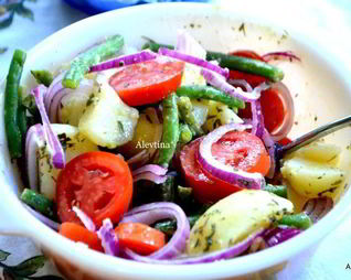 Картофельный салат с зеленой фасолью и томатами