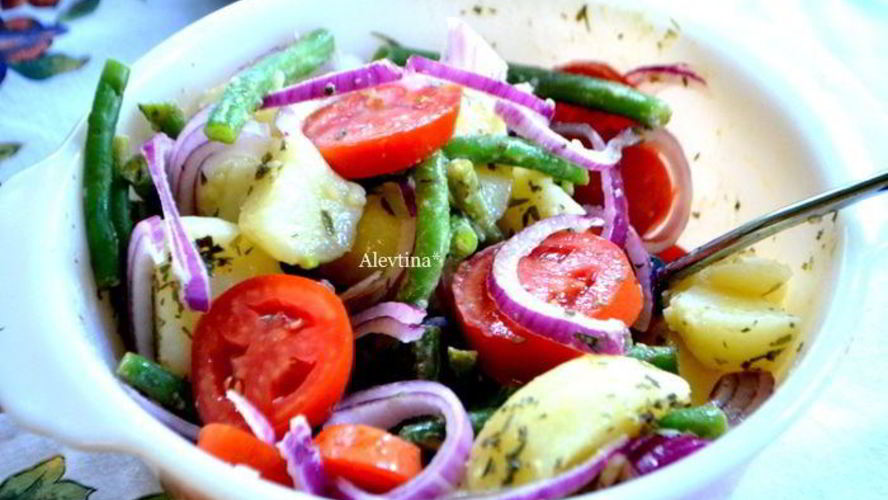 Рецепт картофельного салата с зеленой фасолью и томатами