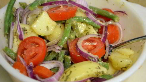 картофельный салат с зеленой фасолью и томатами