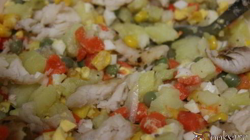 картофельный салат с жареной тилапией