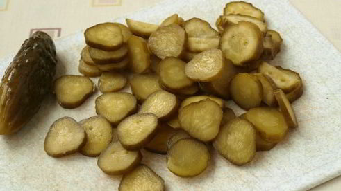 картофельный салат со щавелем и маринованными огурцами