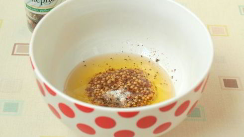 картофельный салат со щавелем и маринованными огурцами