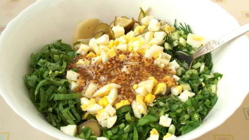 картофельный салат со щавелем и маринованными огурцами