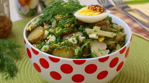 картофельный салат со щавелем и маринованными огурцами