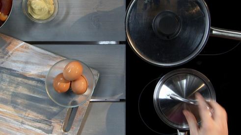 картофельный салат со сливой и желтковой заправкой