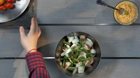 картофельный салат со сливой и желтковой заправкой