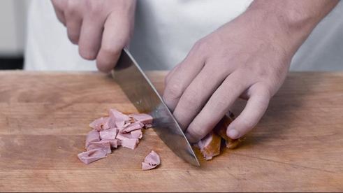 салат из картофеля и копченой курицы