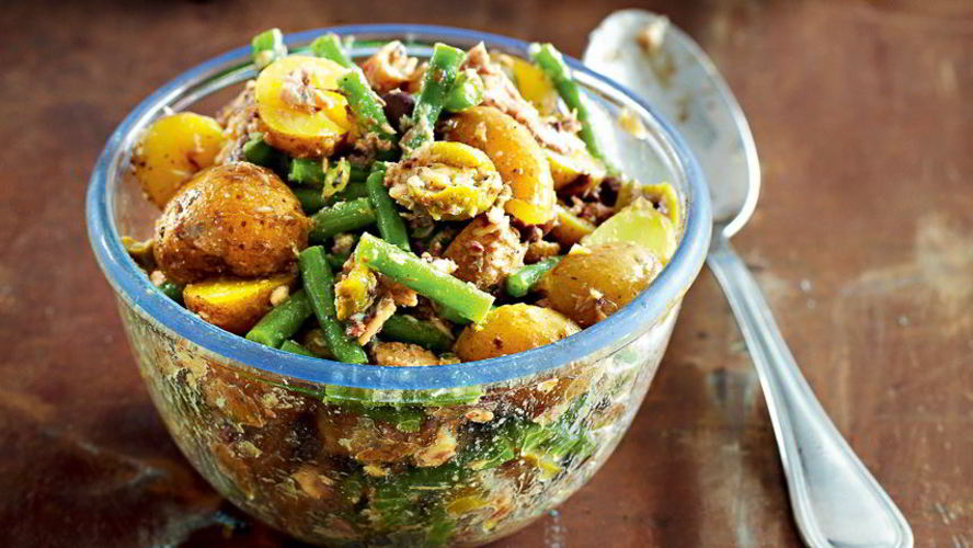 Рецепт салата из молодого картофеля с сардинами