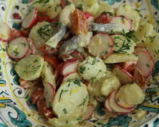 Салат из молодого картофеля с сельдью и редиской