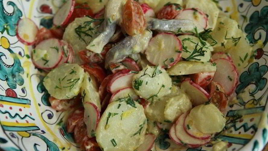 Рецепт салата из молодого картофеля с сельдью и редиской