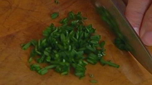 салат из молодого картофеля с сельдью и редиской