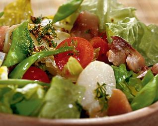 Салат из молодого картофеля со скумбрией