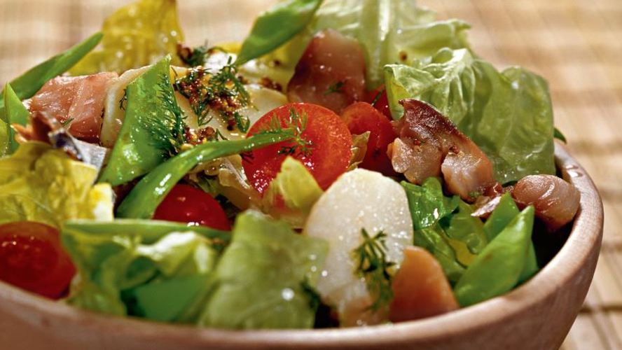 Рецепт салата из молодого картофеля со скумбрией