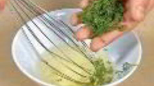 салат из молодого картофеля со скумбрией