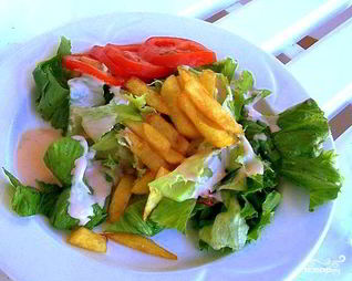 Салат с картофелем фри