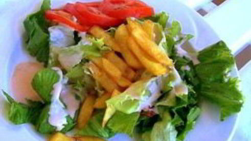 салат с картофелем фри