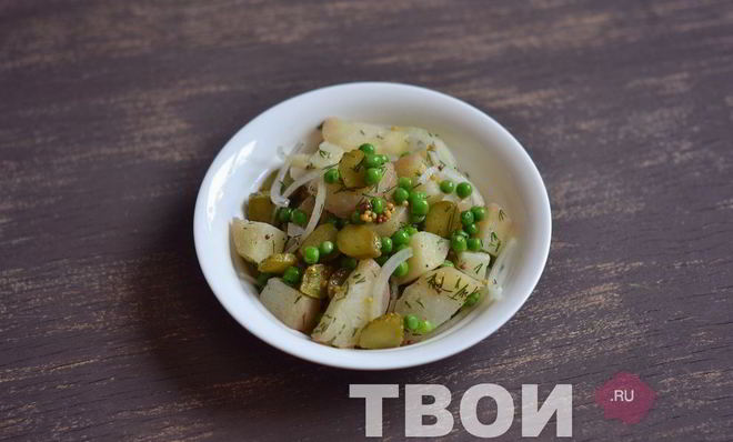 Салат с картофелем и зеленым горошком