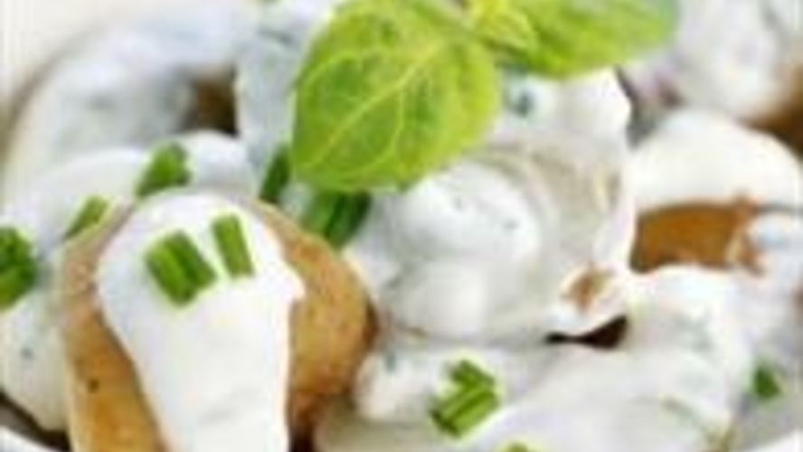 Рецепт салата с молодым картофелем под сметанным соусом