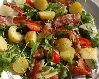 Салат с запеченным картофелем, беконом и помидорами