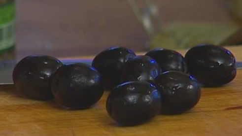 салат с запеченным картофелем, беконом и помидорами