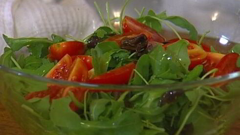 салат с запеченным картофелем, беконом и помидорами