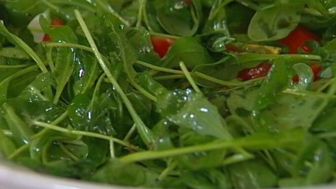 салат с запеченным картофелем, беконом и помидорами