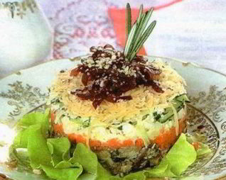 Слоеный картофельный салат со шпротами и маслинами