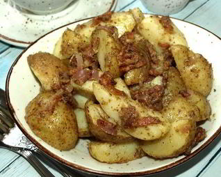 Теплый картофельный салат с беконом