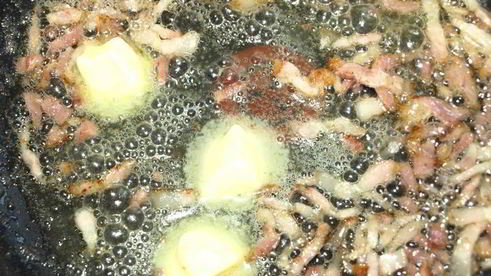 теплый картофельный салат с беконом