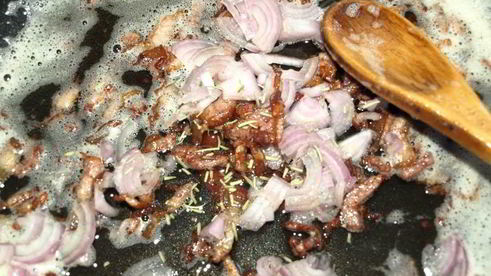 теплый картофельный салат с беконом