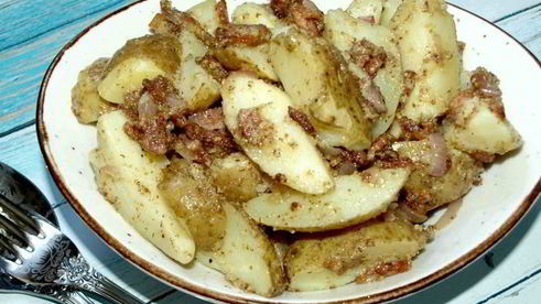 теплый картофельный салат с беконом