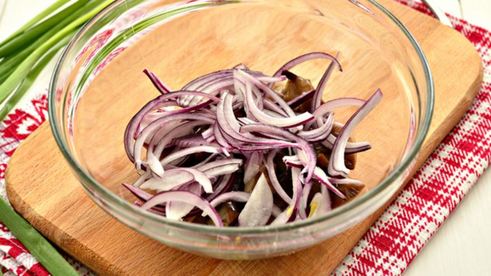 теплый картофельный салат с грибами