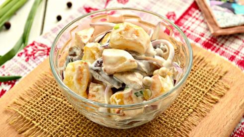 теплый картофельный салат с грибами