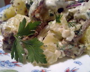 Теплый картофельный салат с лисичками и сметанным соусом