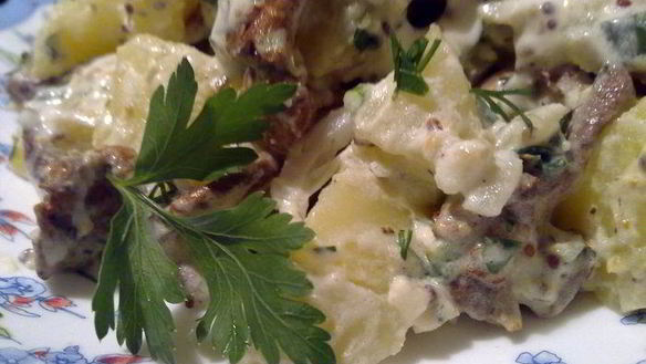 Рецепт Теплого картофельного салата с лисичками и сметанным соусом