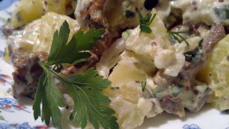 Рецепт теплого картофельного салата с лисичками и сметанным соусом