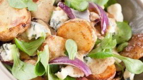 Рецепт Теплого картофельного салата с маслинами, фетой и мятой