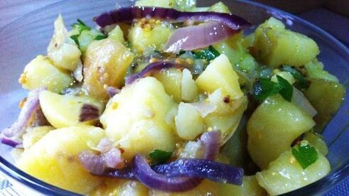 теплый салат с молодым картофелем