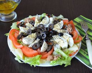 Классический салат Нисуаз с тунцом