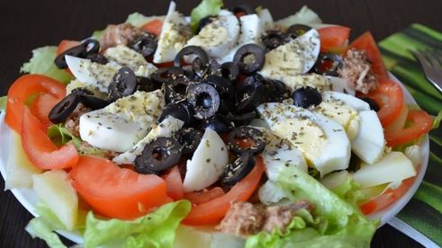 классический салат нисуаз с тунцом