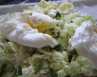 Легкий овощной салат с яйцом пашот