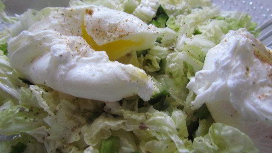 Рецепт легкого овощной салат с яйцом пашот