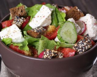 Летний салат с гренками