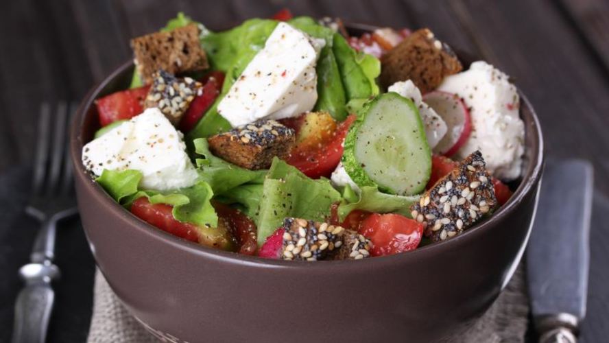 Рецепт летнего салата с гренками